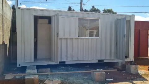 Container marítimo customizado como escritório, com janela de alumínio e duas portas