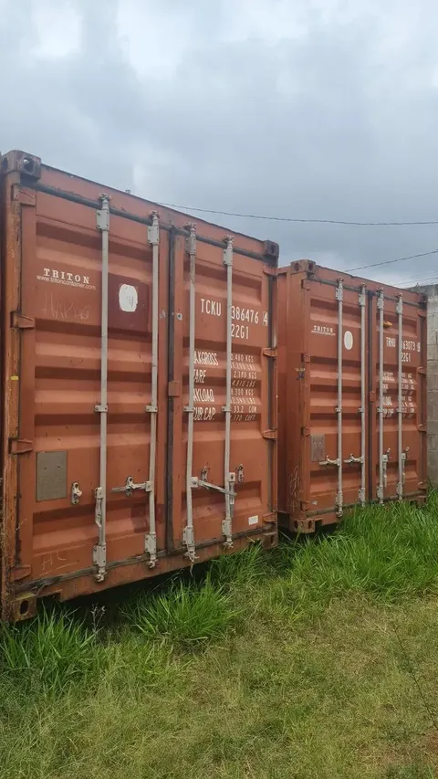 Portas fechadas de dois containers marítimos de 20 pés no pátio em Nova Lima