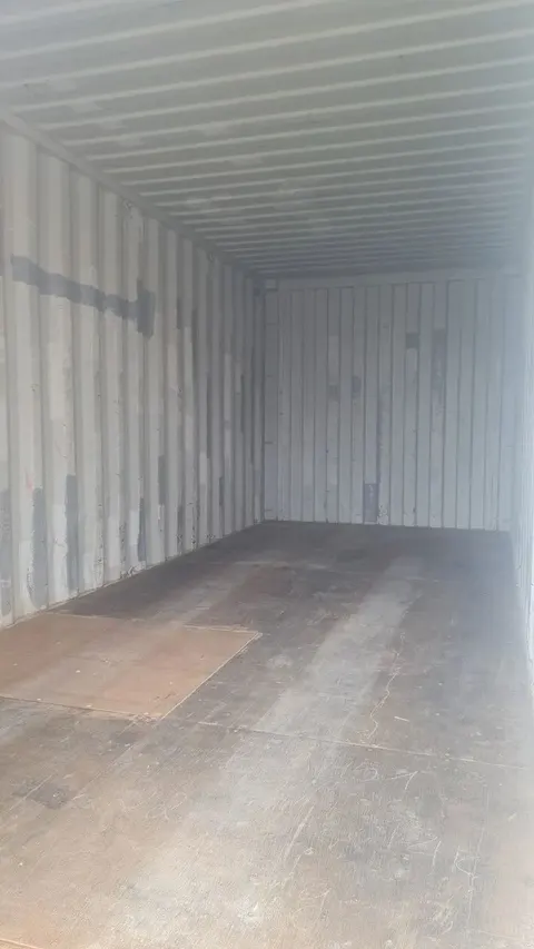 Piso de compensado marítimo no interior de um container de 20 pés usado