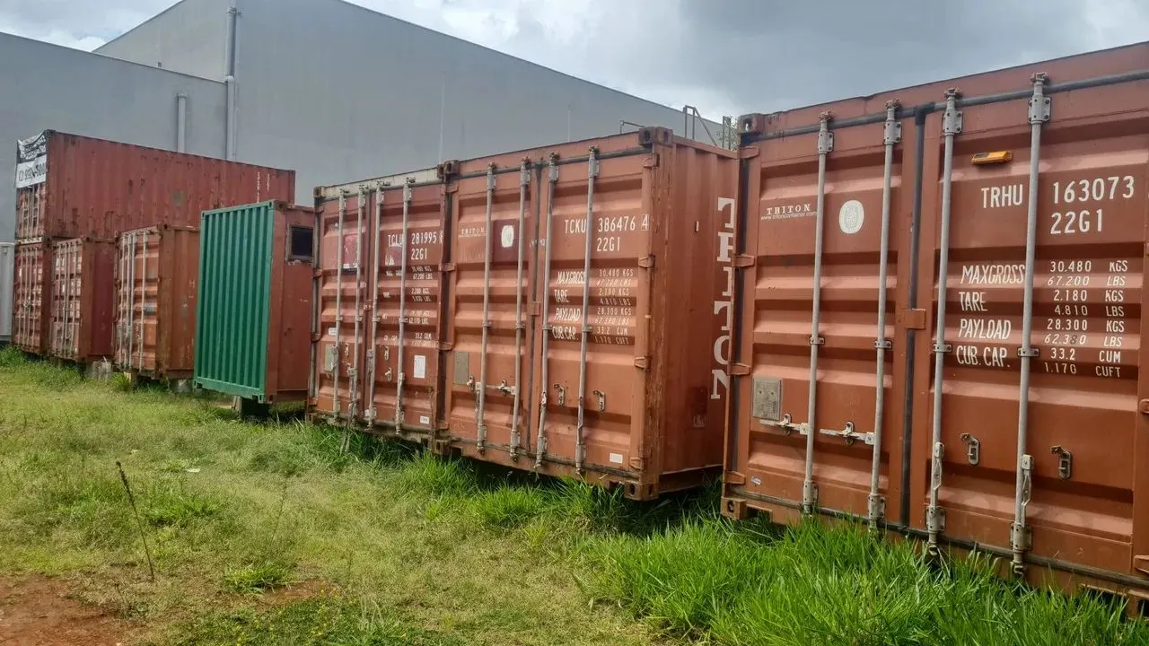 Fileira de containers marítimos de 20 pés usados no pátio em Jardim Canadá, Nova Lima, na Grande Belo Horizonte