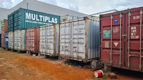 Containers marítimos usados de tamanhos variados no pátio da Grande BH
